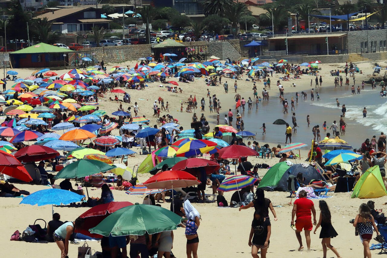 "¡Cuiden nuestra playa!": Alcalde de El Quisco hace urgente llamado a turistas a no ensuciar el balneario 