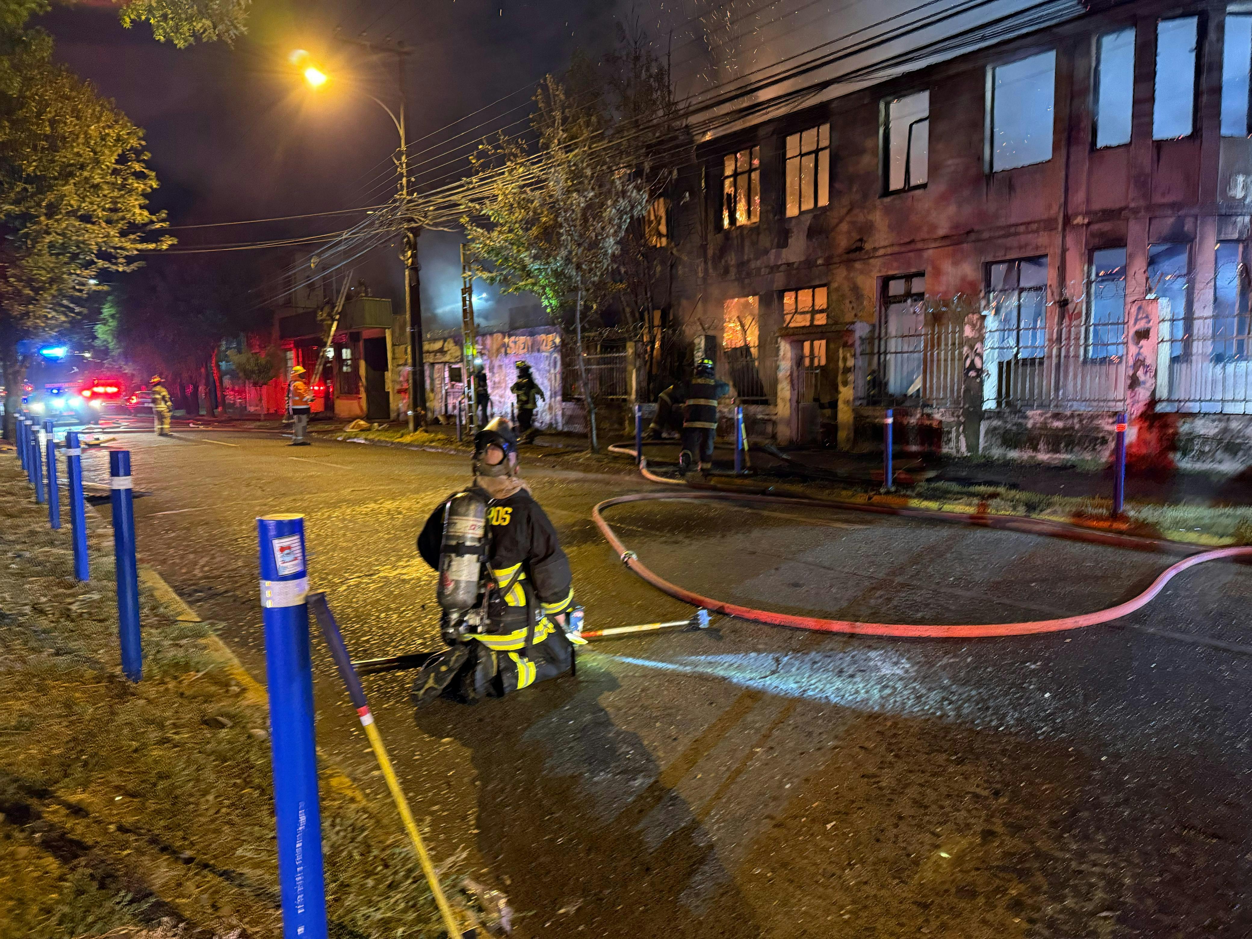 Reportan grave incendio en casona de Temuco