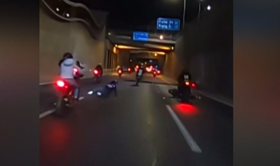 Nefasta convivencia vial: Automovilista no aguantó temerarias conductas de motociclistas y embiste con ellos en autopista