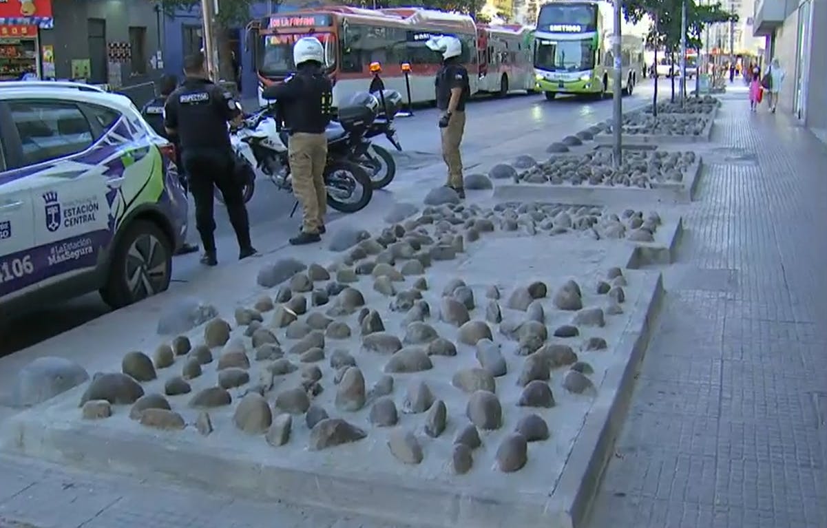 Vecinos valoran iniciativa de piedras "antiambulantes" en Estación Central 