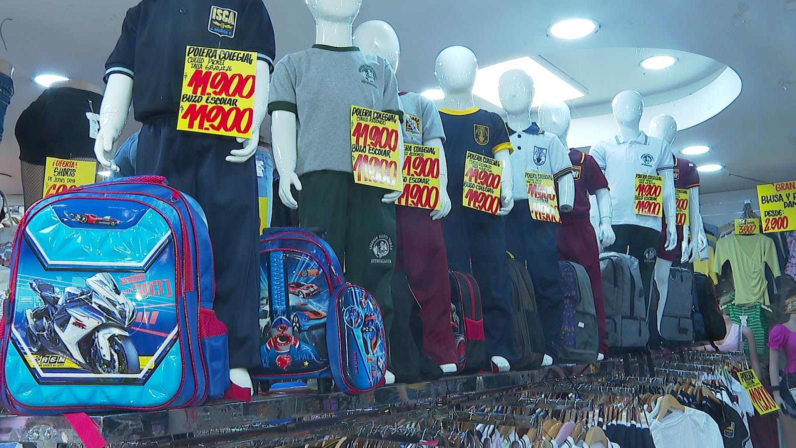 Antofagastinos adelantan compras de útiles escolares