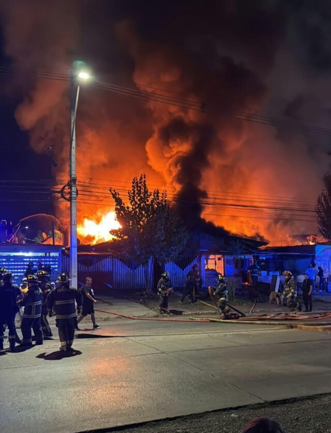 Reportan incendio con peligro de propagación en La Pintana