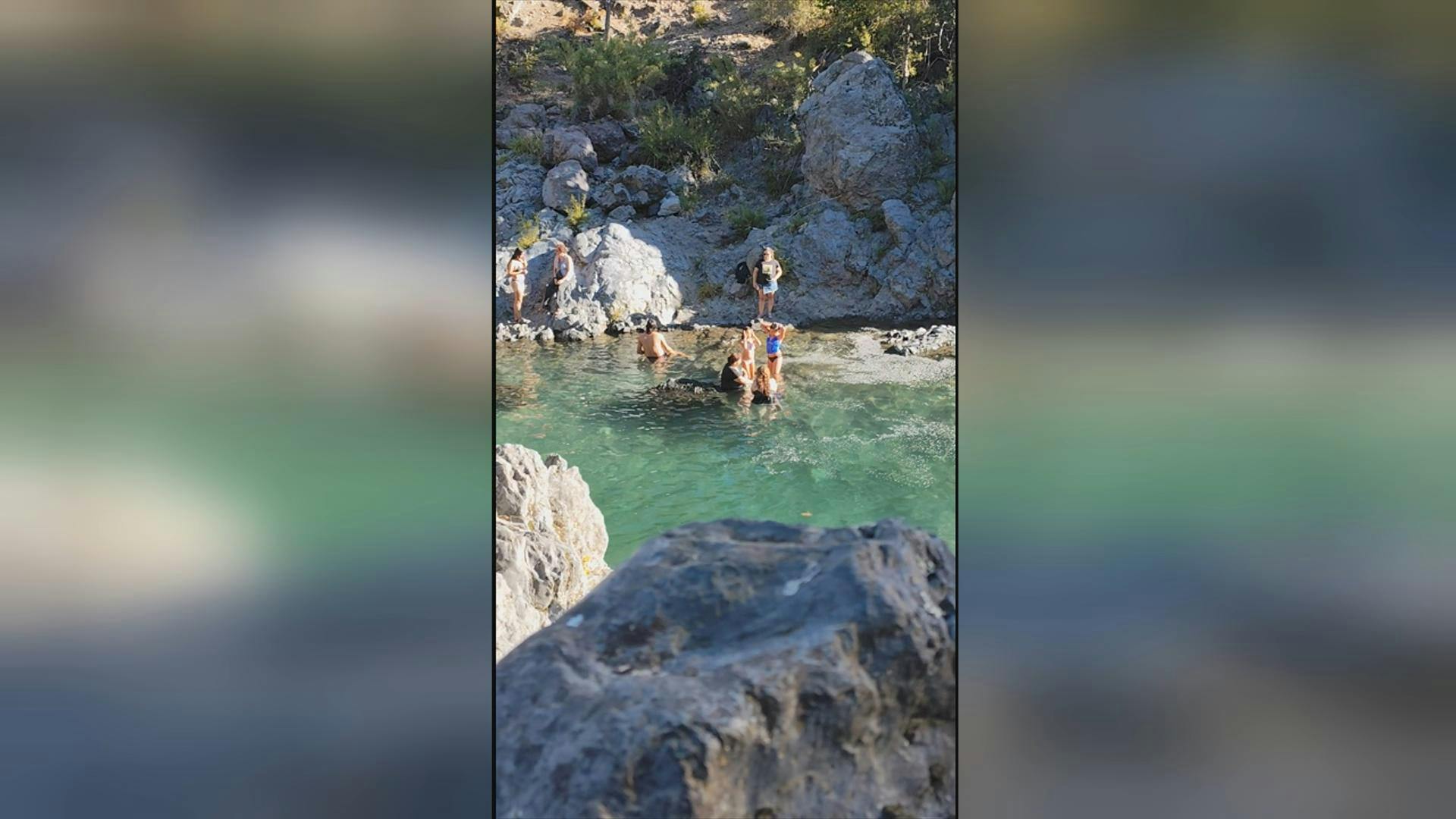 Indignación por lavarse el pelo en rio del Radal Siete Tazas