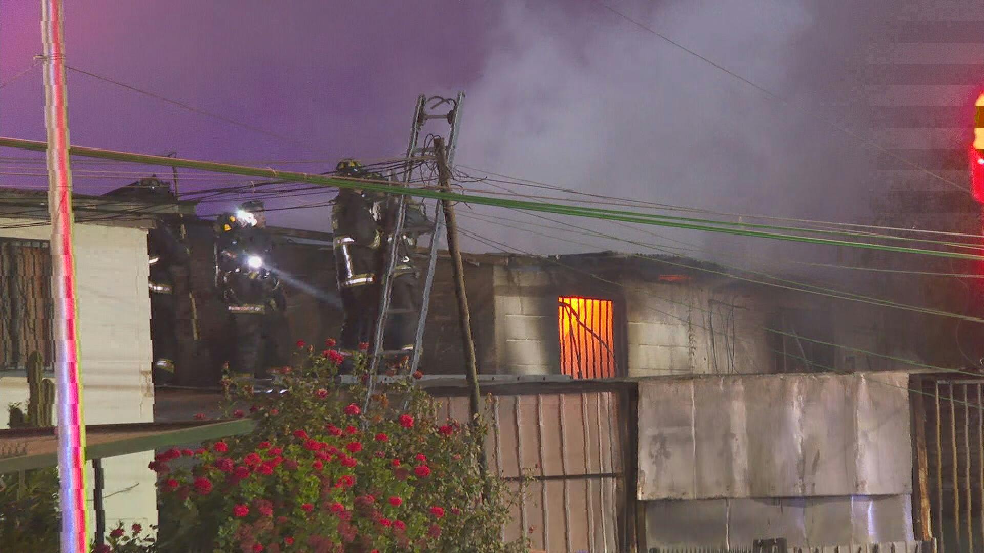 Al menos tres casas son consumidas tras grave incendio en Puente Alto 