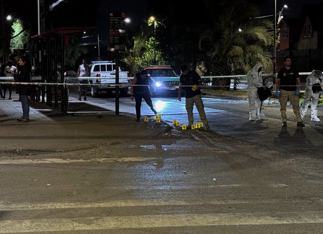 Tres amigos mueren baleados en Renca: sujetos les dispararon desde auto 