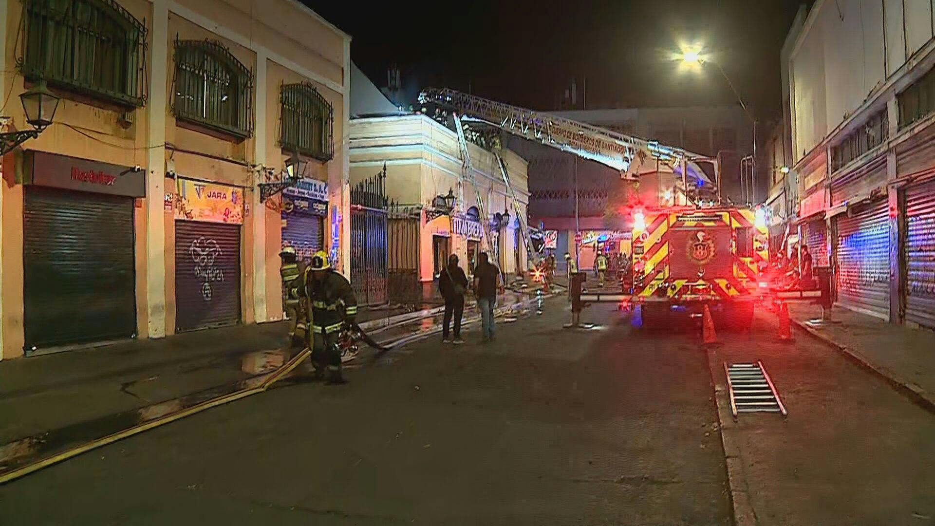 Incendio afecta a local comercial de Santiago: hay peligro de propagación 
