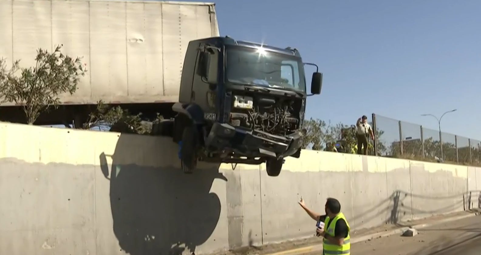 Tras accidente: Arriesgada maniobra para sacar camión colgado en autopista 