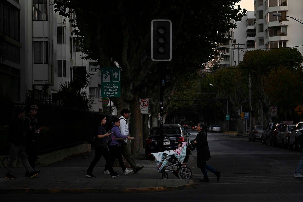 ¿Vulnerabilidad, falta de mantención o falla humana?: Expertos abordan las posibles causas del masivo corte de luz