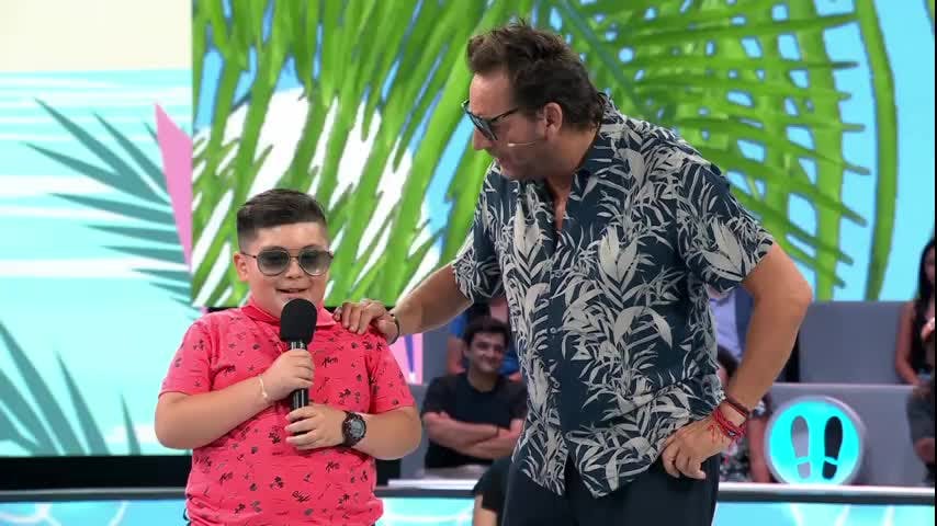¡Con todo el estilo! Niño se tomó el escenario e intercambió las gafas con Daniel Fuenzalida