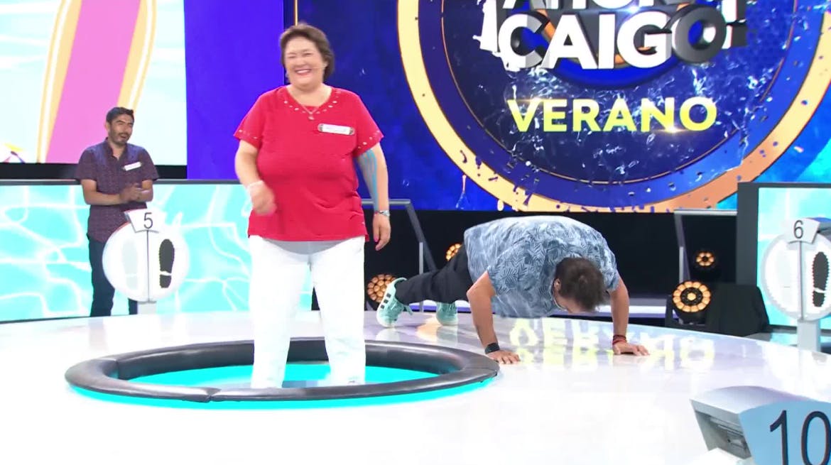 Una pequeña "ayudita": Daniel Fuenzalida demuestra toda su creatividad ayudando a los participantes