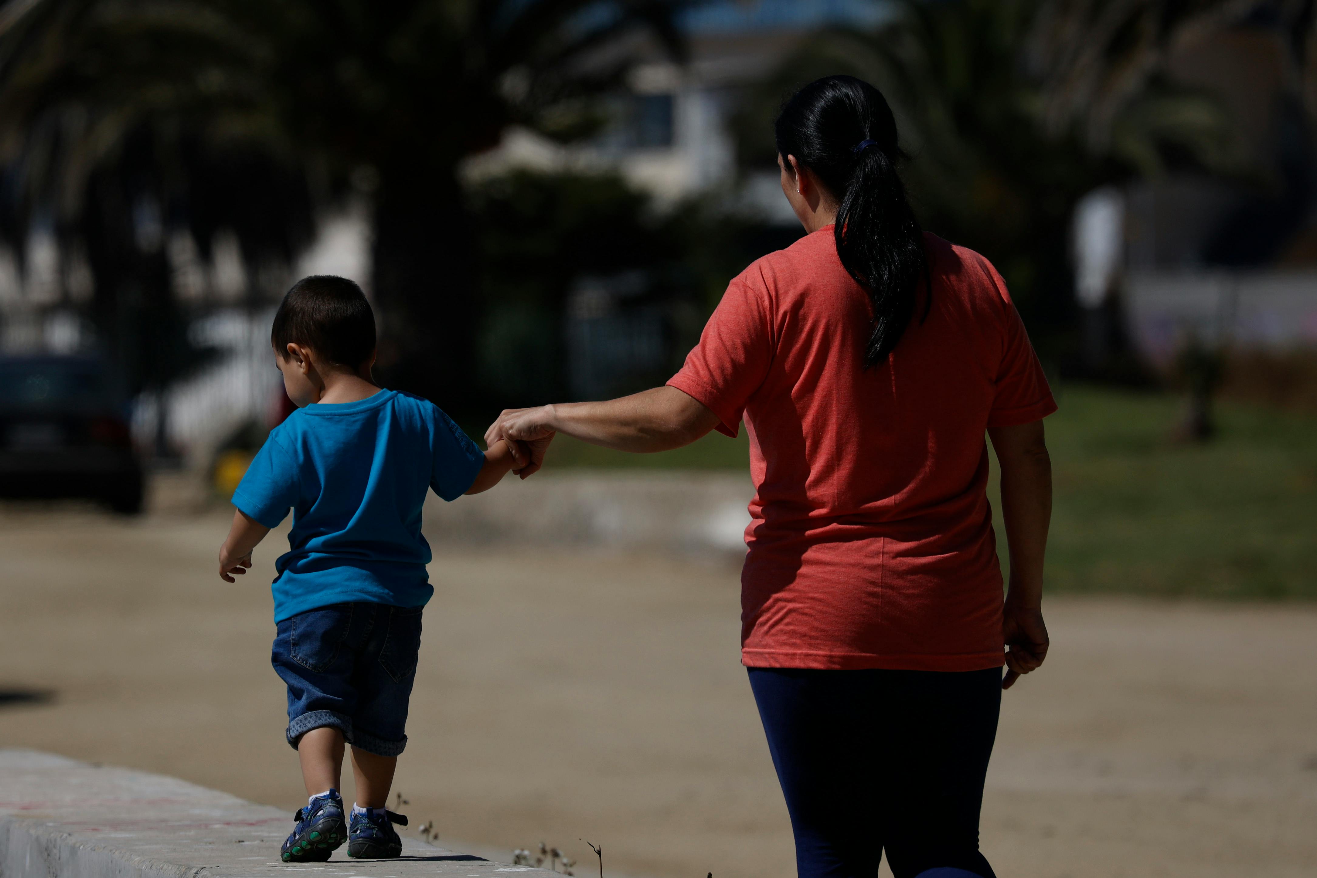 Baja la natalidad en Chile: "Cae en grandes urbes, donde costos de vida son mayores"