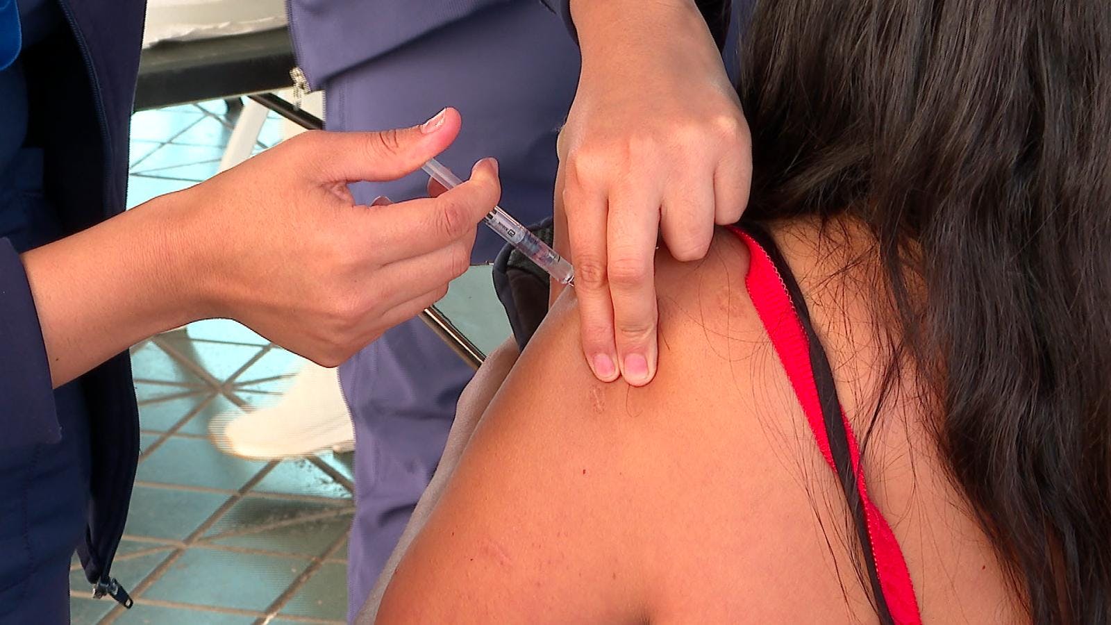 Adelantan campaña de vacunación contra influenza COVID y virus sincicial