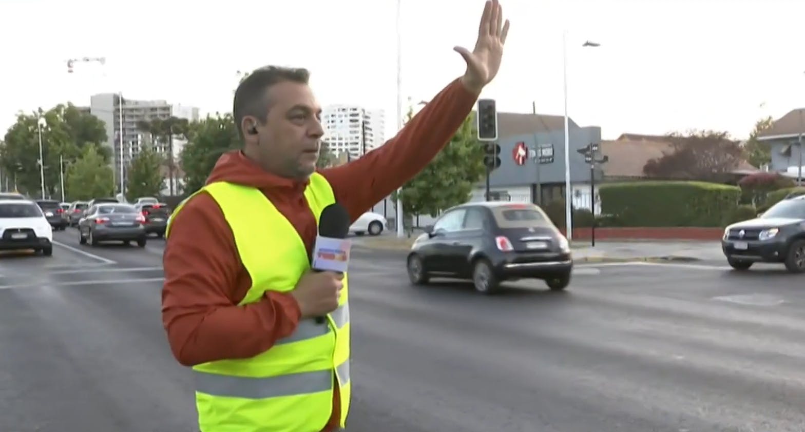 Leo Castillo ayuda con el tránsito en medio del caos por semáforos apagados 