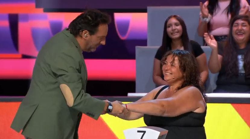 Daniel Fuenzalida festeja a participante en el día de su cumpleaños