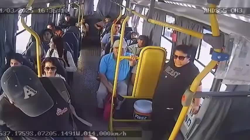 Buscan a pasajero que increpó a chofer y se trenzó a golpes con ocupantes de taxibús en Chillán