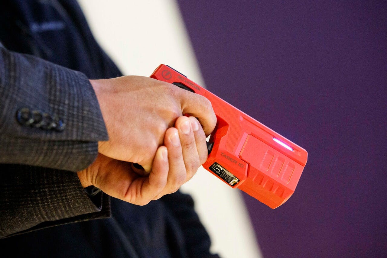 Pistola Taser: ¿Qué son y por qué ha sido tan compleja su implementación su uso en las policías?