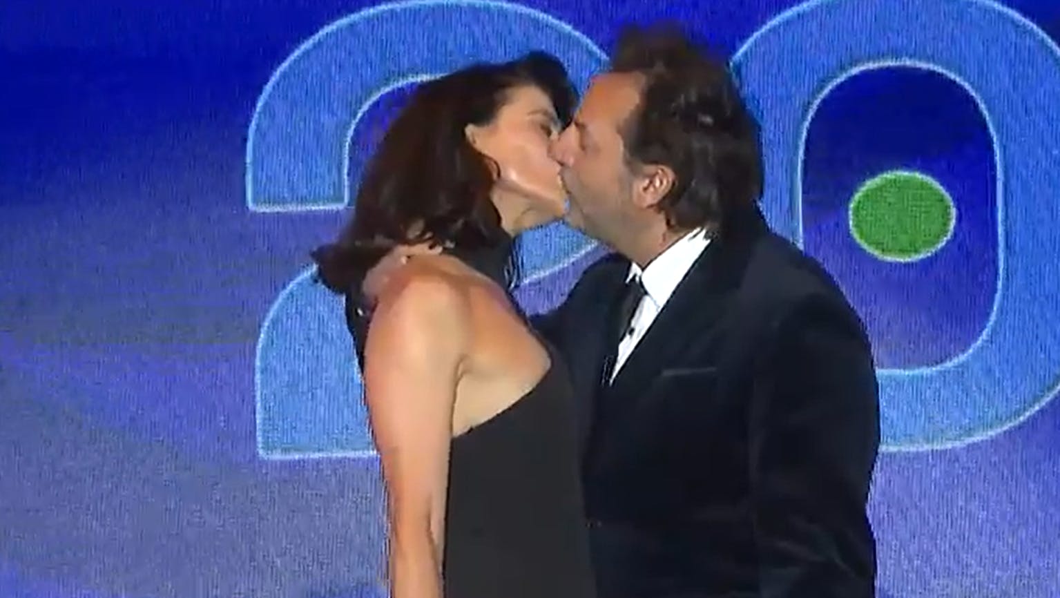 Daniel Fuenzalida entrega la versión oficial del medio beso con Tonka  