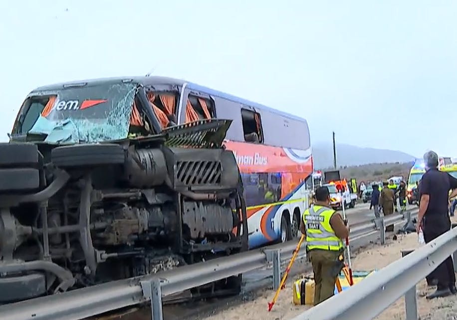 Volcamiento y choque por alcance: Los nuevos antecedentes de la tragedia en la Ruta 5 Norte 