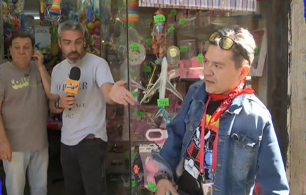 ¡En pleno despacho! Productor de "El Medio Día" sufre robo en vivo en el centro de Santiago 
