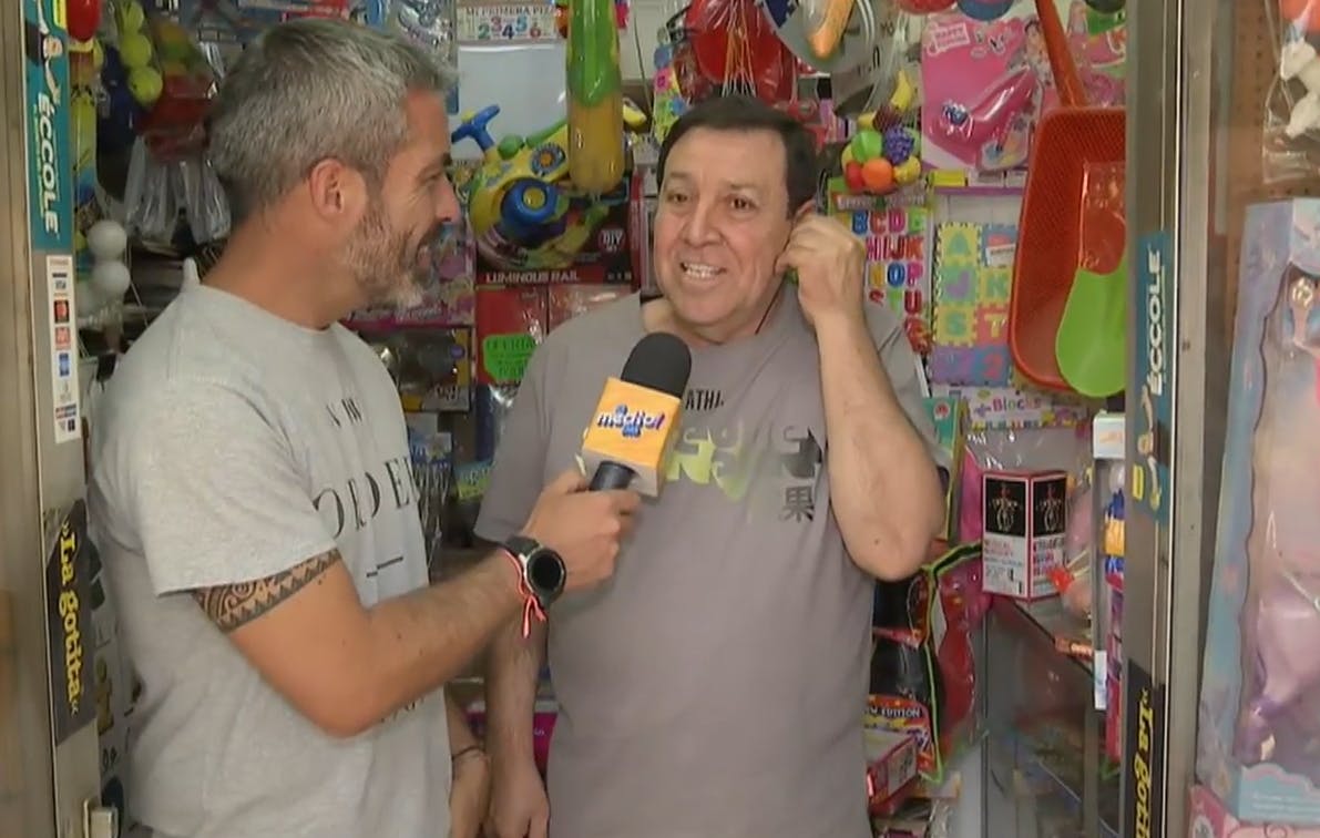 La emoción del dueño de nostálgica juguetería del centro de Santiago 