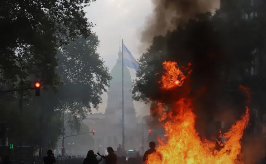 Marcha de jubilados en Argentina dejó al menos 20 heridos y más de 124 detenidos