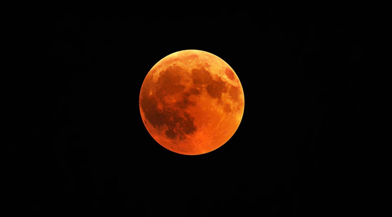 Comenzó eclipse lunar 2025 en Chile: observa la esperada luna de sangre