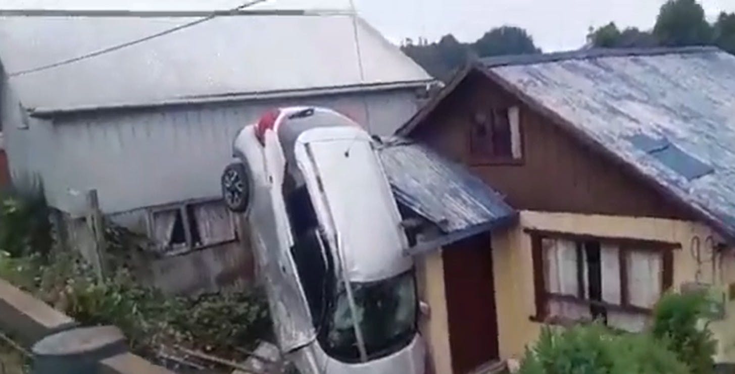 De impacto: Auto volcó y cayó sobre casas en Puerto Montt