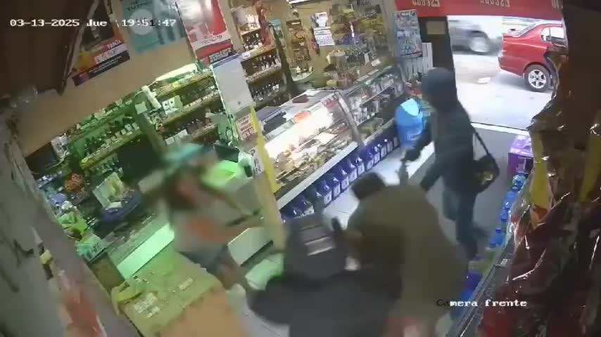 Mujer emprende temeraria defensa ante asalto de almacén