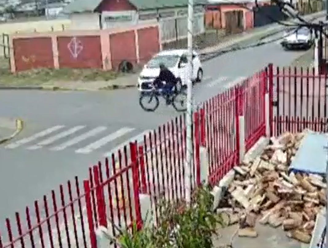 Y quedó libre: Mujer atropelló a ciclista, arrancó, no tenía licencia de conducir y mintió en declaración