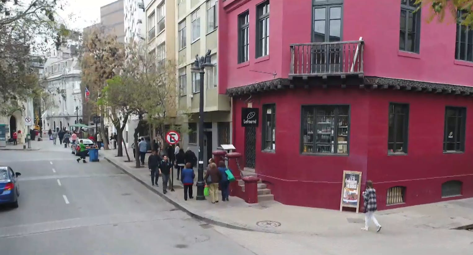 Otro barrio perdido en Santiago: Ambulantes y motochorros, la pesadilla de Lastarria 