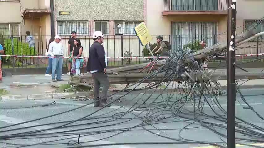Camión derribó 11 postes en Concepción y dejó 4 calles cortadas