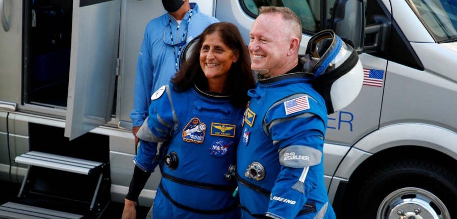 Astronautas "atrapados" en el espacio regresan a tierra 
