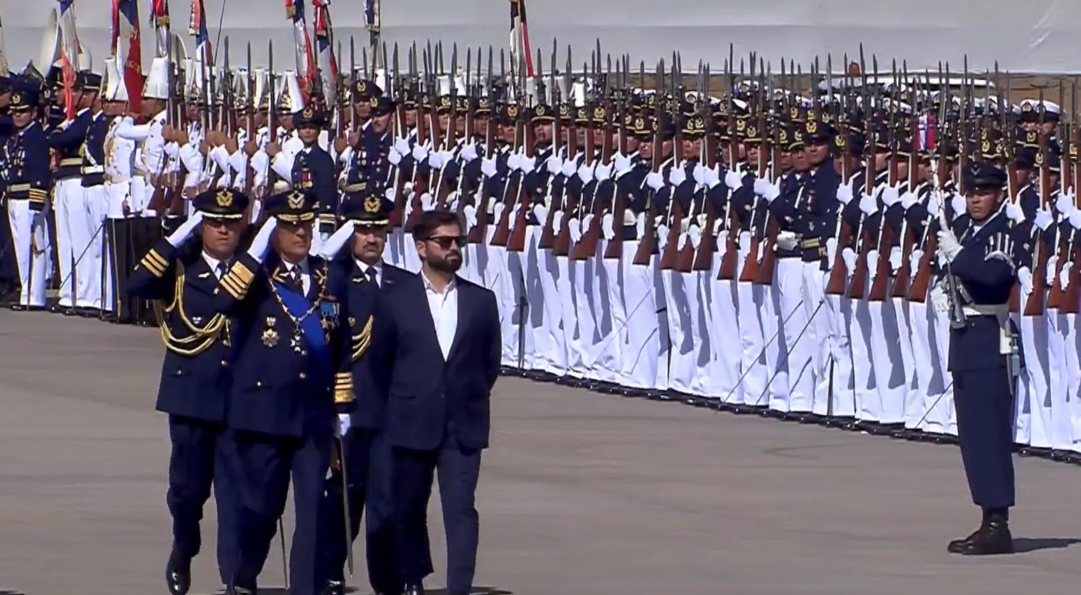 Presidente Boric recibe los honores durante el 95° Aniversario de la Fuerza Aérea de Chile