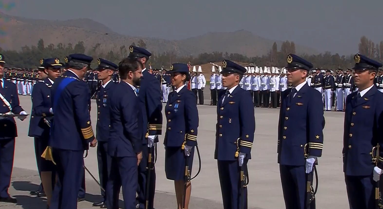 Presidente Boric condecora con la "Cruz al Mérito Aeronáutico de Chile" a integrantes de la "Operación Estrella Polar" 