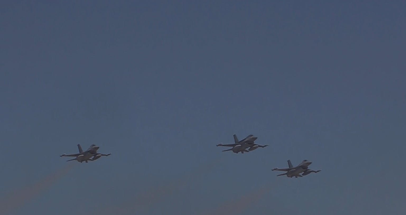 Así fue el espectacular paso de los F16 en el 95° Aniversario de la Fuerza Aérea de Chile