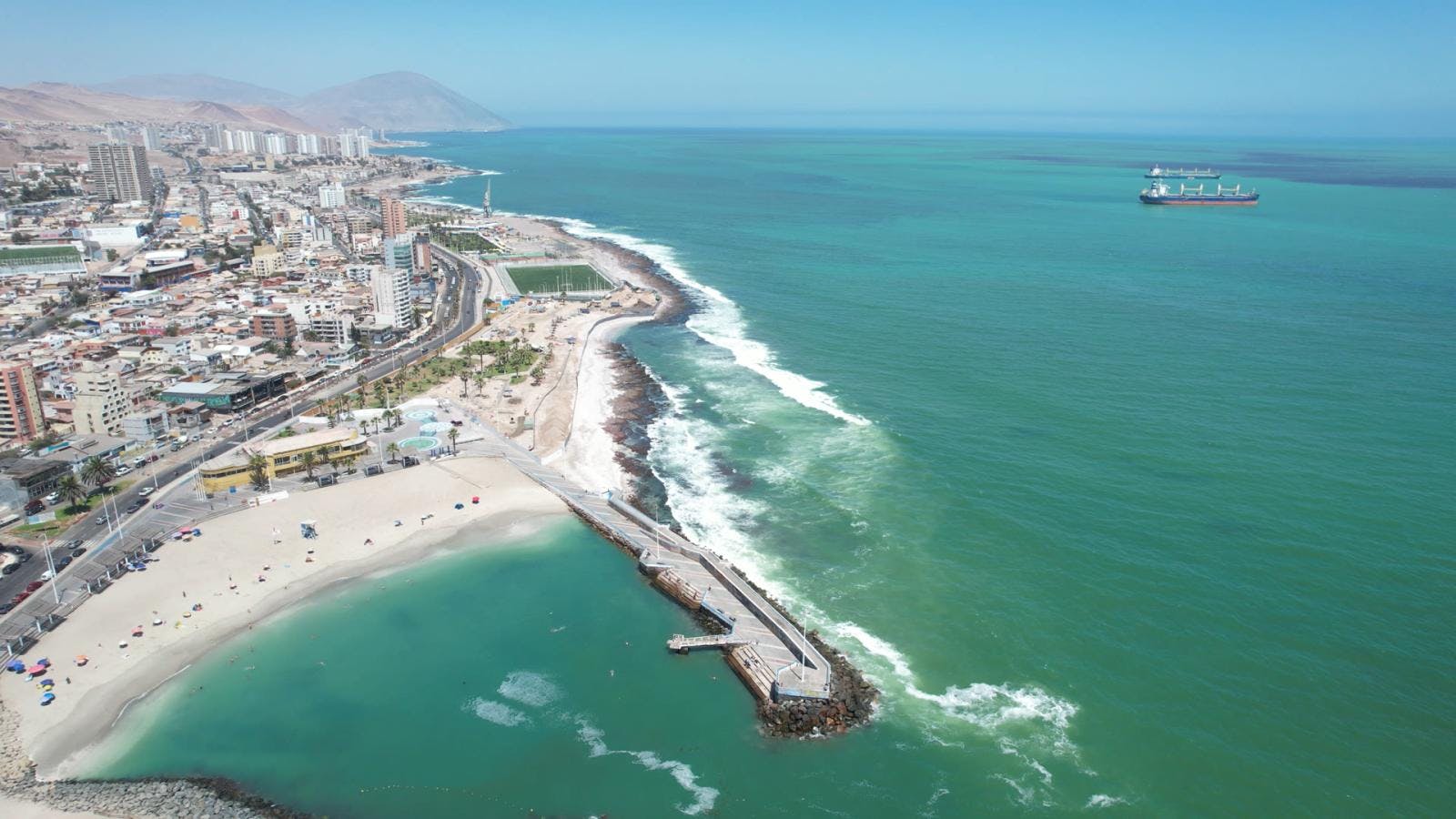 Antofagastinos sorprendidos por el atractivo color del mar en Antofagasta 
