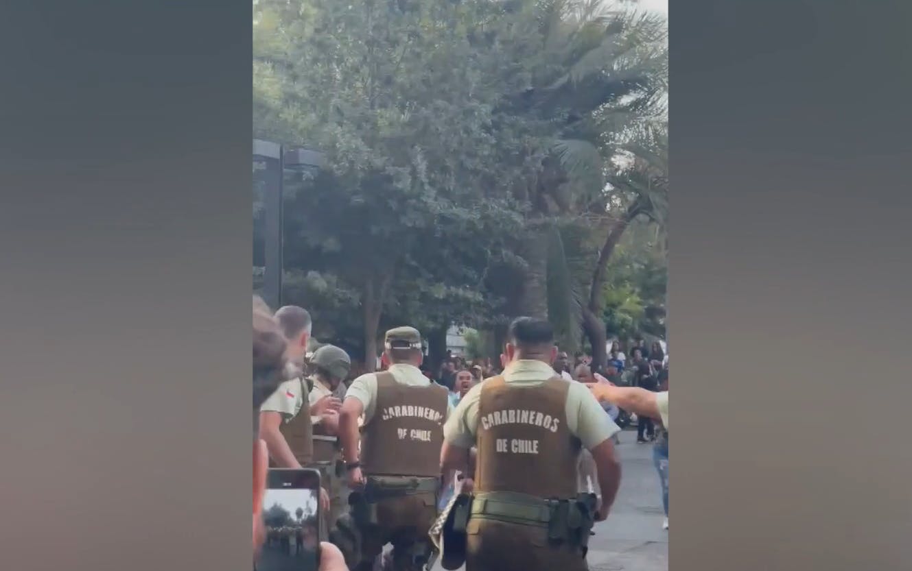 Violento enfrentamiento entre Carabineros y evangélicos en Plaza de Armas 