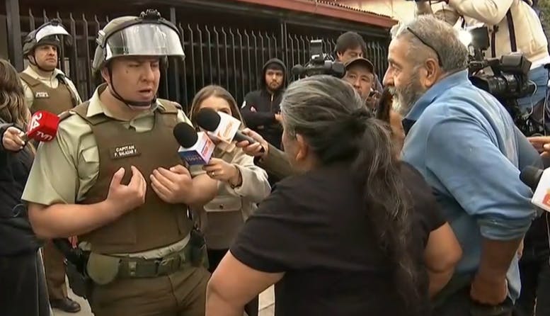 Tenso cruce entre carabineros, mecánico y dueña de auto durante operativo policial en Lo Espejo