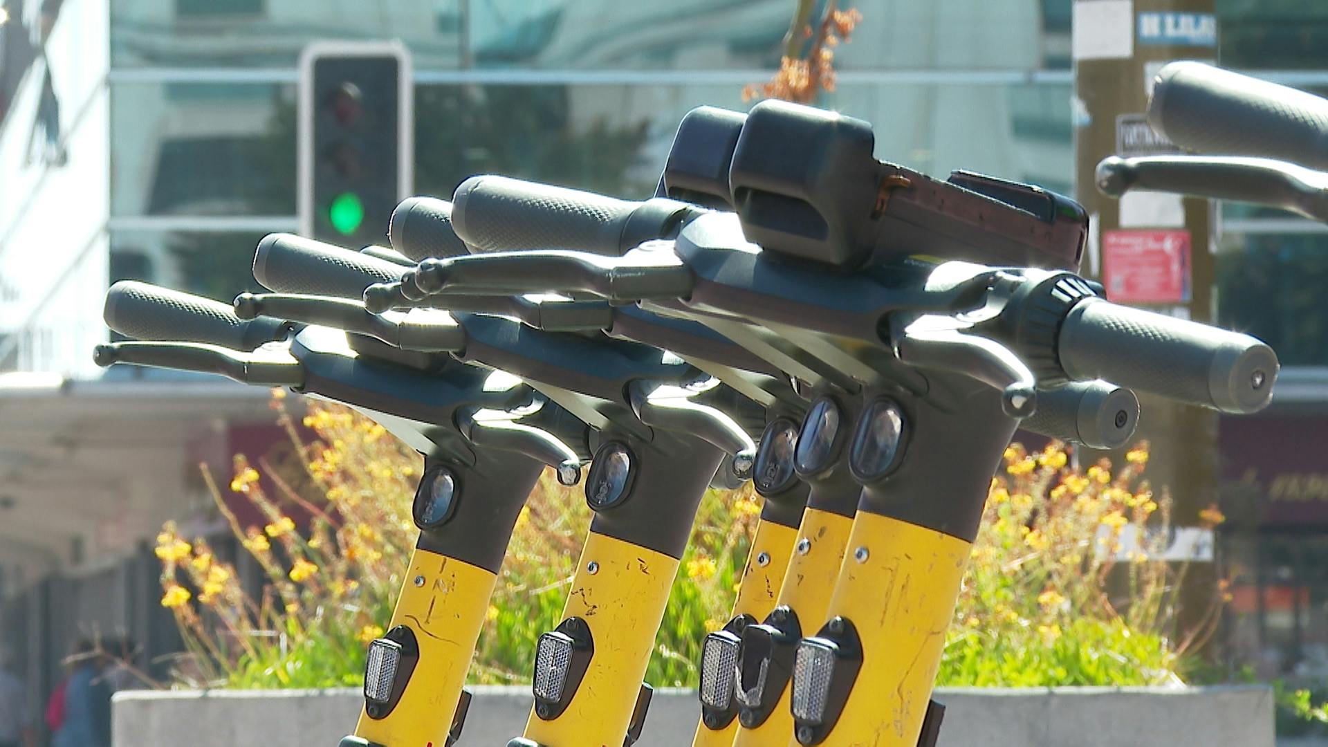 Tras cuestionamientos y accidentes: Empresa administradora de scooters entrega plan de mejoras