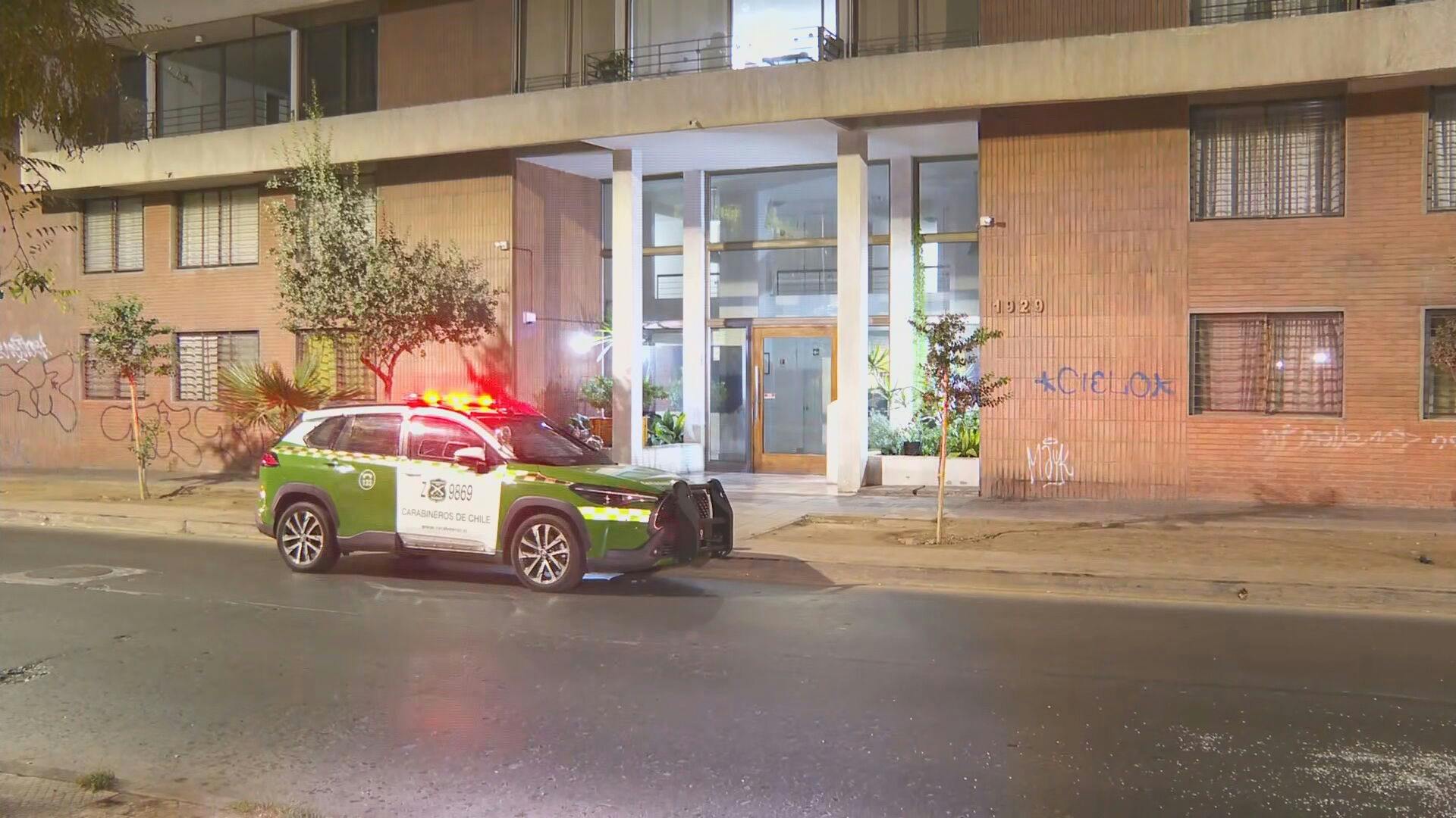 Hombres sufren violenta encerrona en pleno centro de Santiago: los arrastraron y amenazaron con armas 