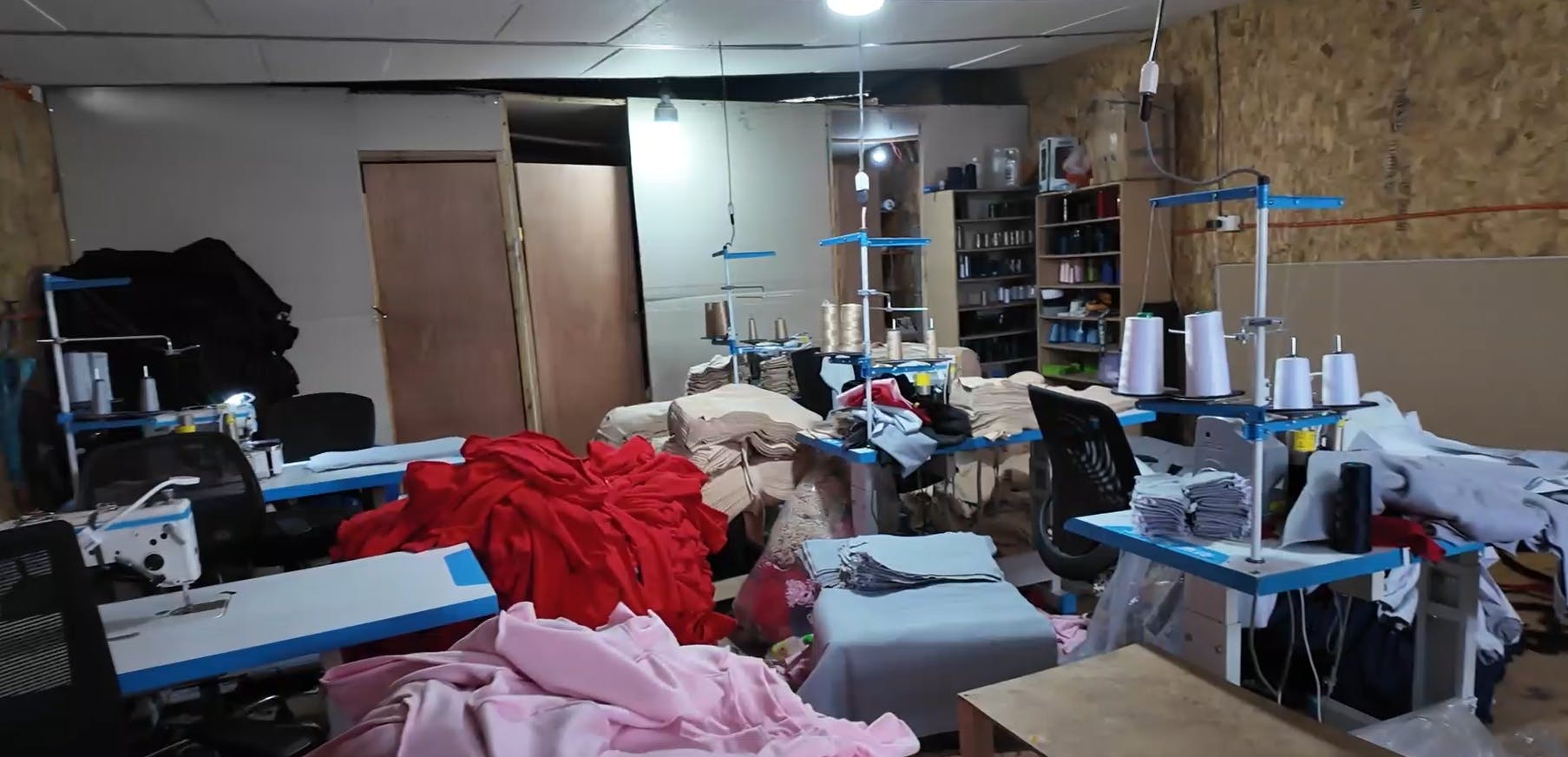 Encuentran fábrica de ropa falsificada en Estación Central: dos detenidos tras fiscalización 