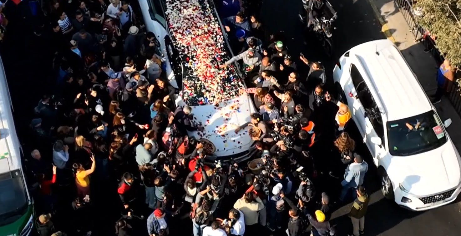 La despedida de un gigante: La pérgola de las flores rinde homenaje a Tommy Rey