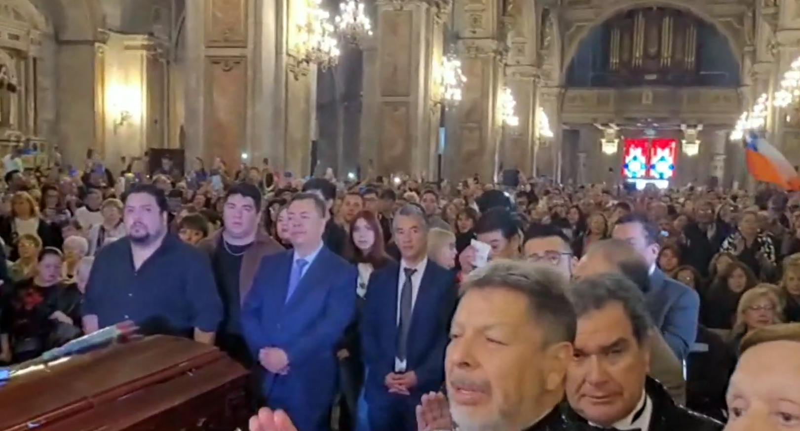 ¡Un lindo momento! Asistentes cantan "Un Año Más" en el funeral de Tommy Rey