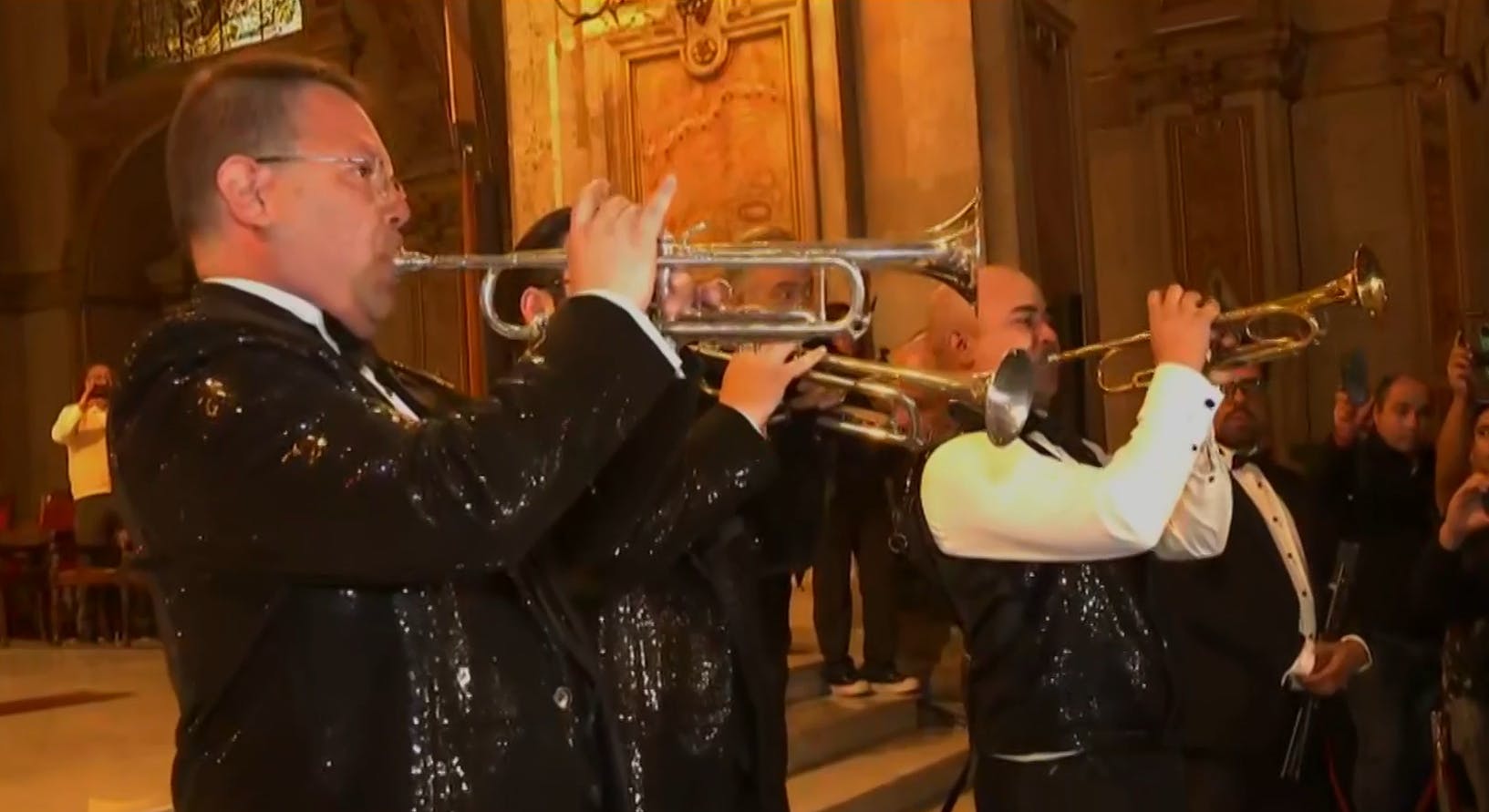 ¡Pura emoción! Trompetistas de la Sonora despide a Tommy Rey en la Catedral de Santiago 