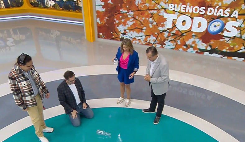 Eduardo Fuentes nos enseña a jugar a la "botella china" 