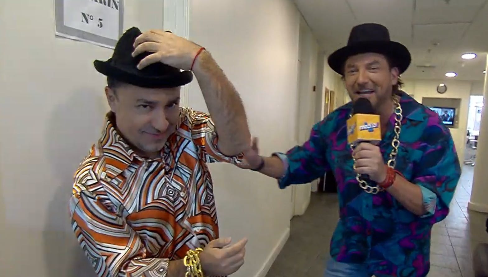Chico Pérez impacta con original look inspirado en "Romané" 