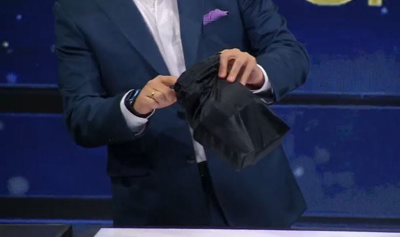 Eduardo Fuentes recibe particular regalo de Japi Jane