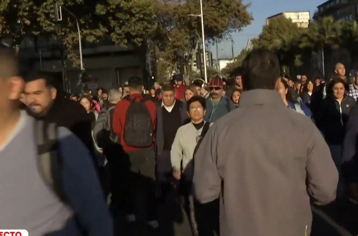 Falla en el metro e incendio: la caótica mañana de este lunes en Santiago