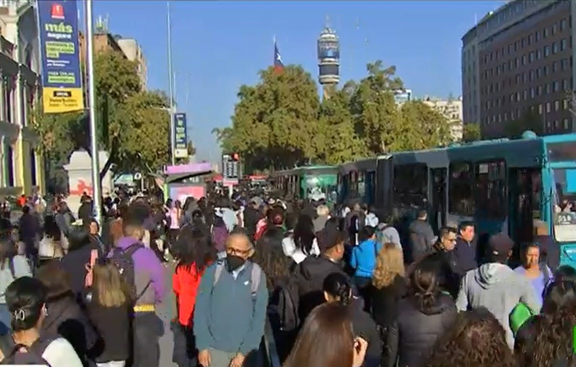"Las micros no paran": evacúan pasajeros en Metro U. de Chile 
