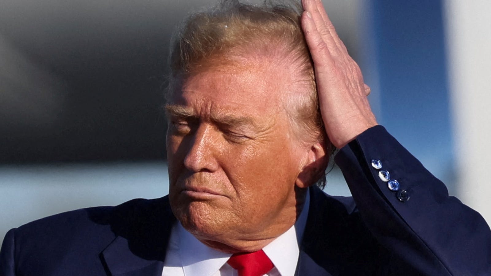 "Para cuidar mi hermoso cabello": Donald Trump elimina medidas de ahorro de agua en duchas